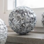 Stavila ISPRED VRATA zgužvani komad ALU folije – Rešila se preko noći problema koji je prisutan u mnogim kućama